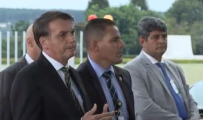 Bolsonaro amplia lista de serviços essenciais e inclui indústria e construção