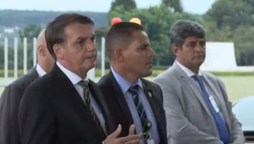 O presidente Jair Bolsonaro fala a apoiadores e jornalistas