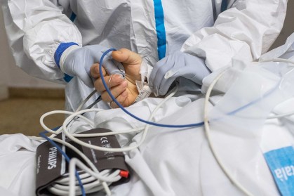 Médico atende paciente infectado pelo novo coronavírus
