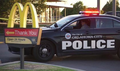 Mulher atira contra funcionários após ter entrada barrada em McDonald's nos EUA