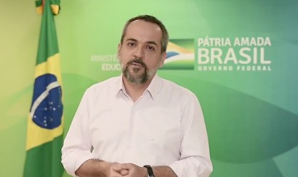 Weintraub posta vídeos sobre valores destinados à higiene em escolas públicas