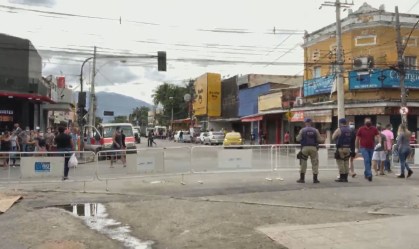 Mesmo com bloqueios, bairro de Bangu, no Rio, tem movimento e aglomerações