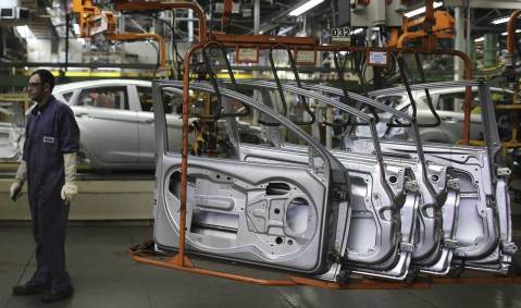 Operário trabalha em montadora; indústria automotiva; carros; veículos