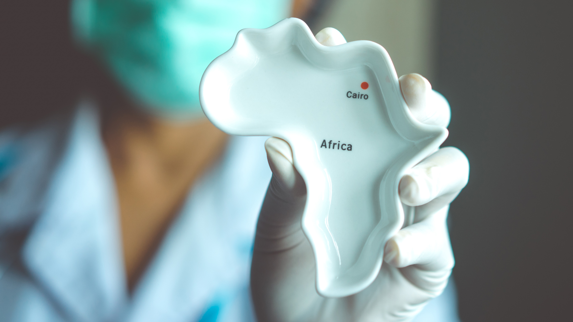 Enfermeira de máscara segura objeto com formato de continente africano.  