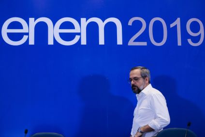 O ministro da Educação Abraham Weintraub na frente de cenário que diz Enem 2019