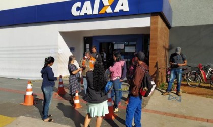 Caixa promete análise de 17 milhões de pedidos de auxílio até amanhã