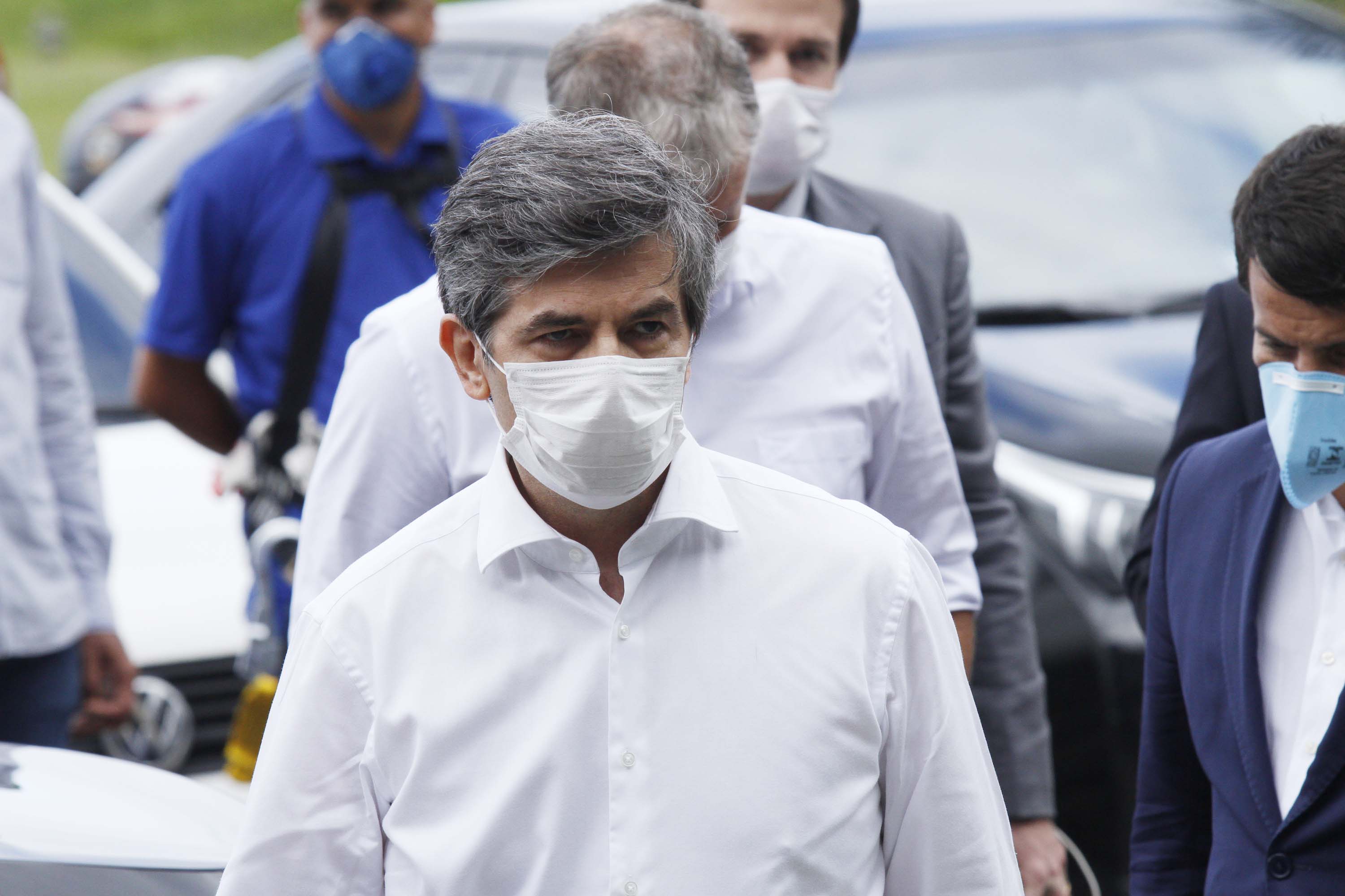 O ministro da Saúde Nelson Teich usa máscara em visita a hospital de campanha
