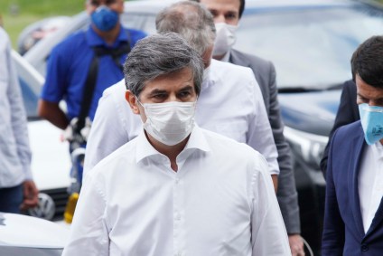 O ministro da Saúde Nelson Teich usa máscara em visita a hospital de campanha