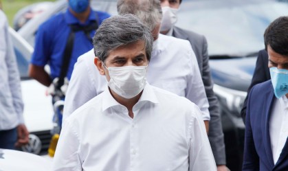 Teich visita hospital de campanha no RJ e não responde sobre lockdown