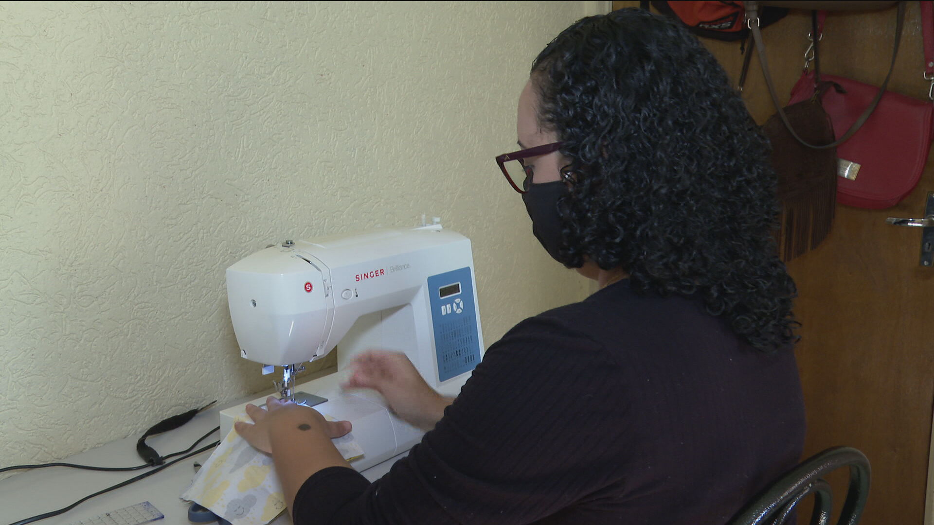 Leandra Macedo, dona de casa e universitária que participa do projeto Máscaras S