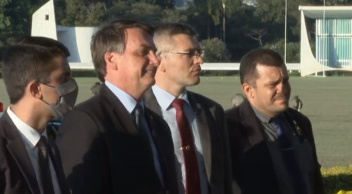 O presidente Jair Bolsonaro fala a apoiadores em frente ao Palácio da Alvorada