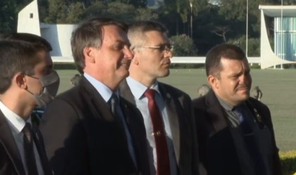 Bolsonaro ironiza 'churrasco' e não responde sobre Ramagem na PF