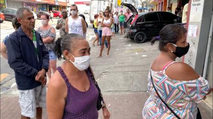 Fila para sacar o auxílio emergencial em agência da Caixa na Brasilândia, em SP
