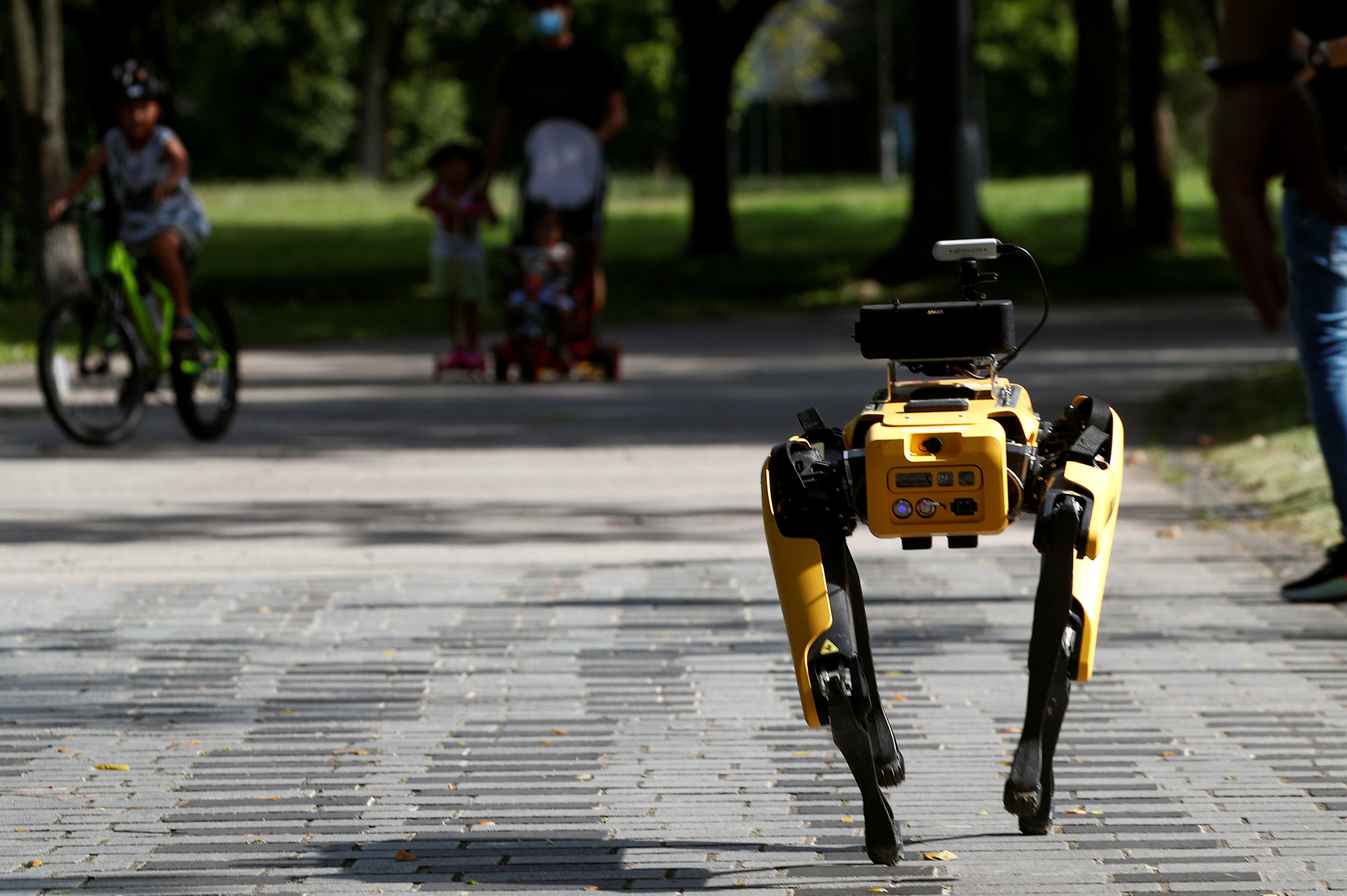 Robô fiscaliza isolamento social em Cingapura