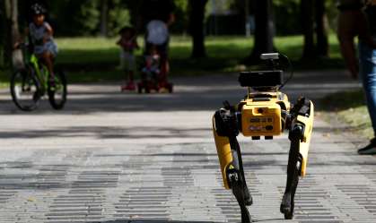 'Cão robô' reforça medidas de distanciamento social em Cingapura