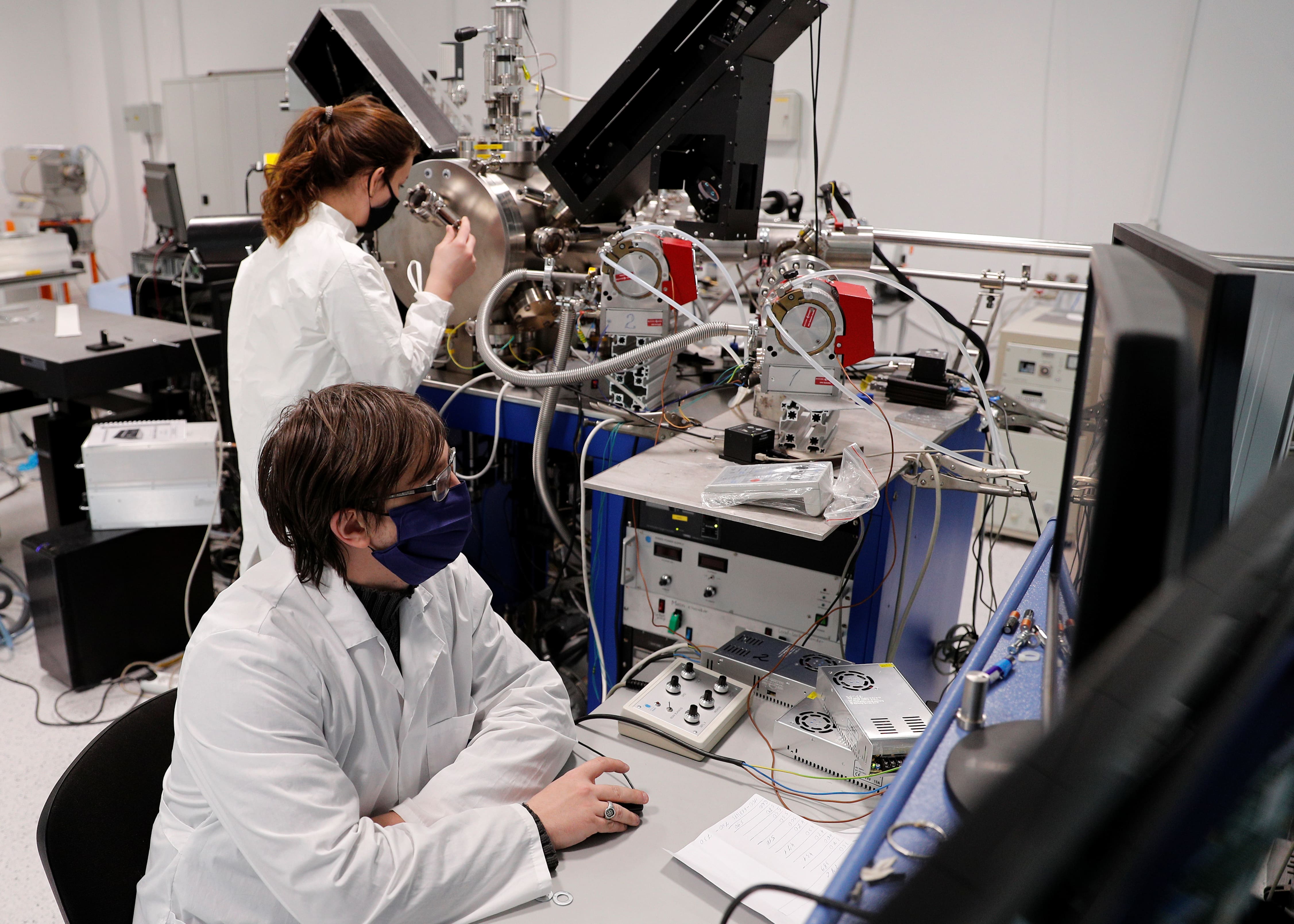 Cientistas trabalham no enfrentamento ao coronavirus.