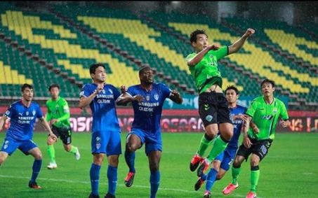 Jeonbuk Motors e Suwon Bluewings se enfrentam com portões fechados 