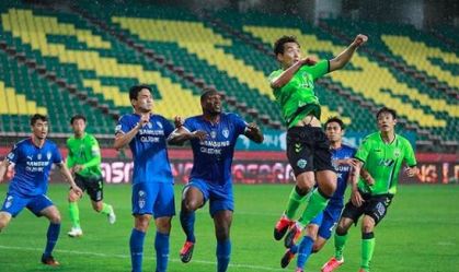 Futebol volta na Coreia do Sul, com brasileiro em campo