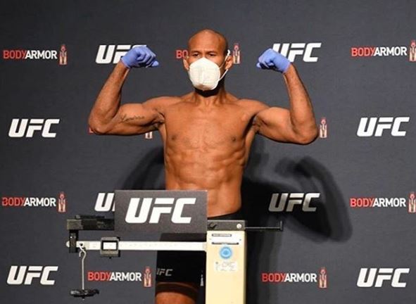O lutador Ronaldo 'Jacaré' Souza em pesagem para o UFC 249, realizada horas ante