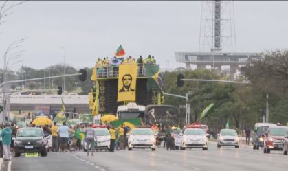 Manifestantes fazem ato pró-Bolsonaro em Brasília