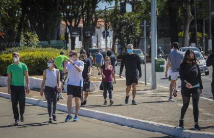 Pessoas praticam exercício no entorno do Parque do Ibirapuera apesar da Covid-19