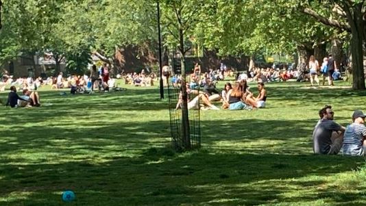 Aglomerações em parque no bairro de Hackney, em Londres, no dia 10 de maio