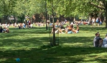 Pizza e cerveja no parque: quarentena é descumprida em Londres com dias de calor