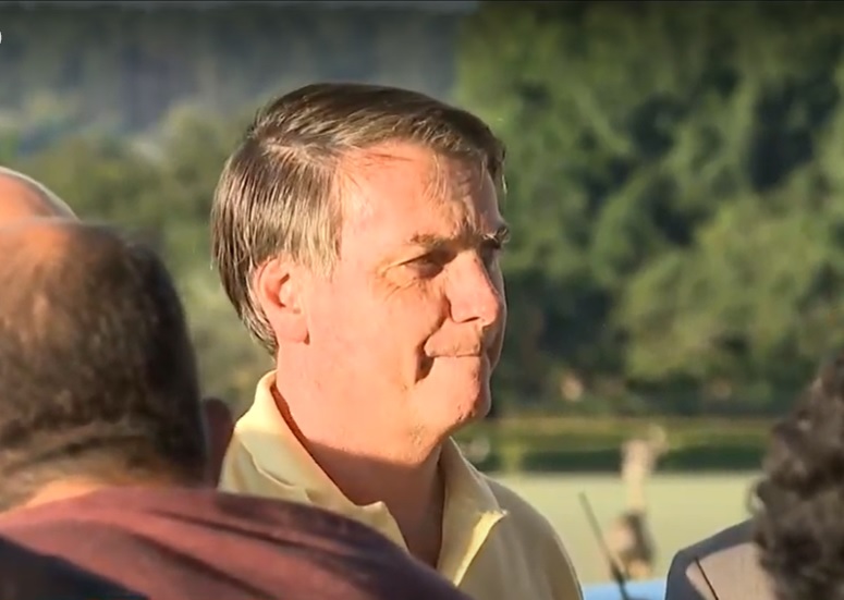 O presidente Jair Bolsonaro fala com apoiadores no Palácio da Alvorada