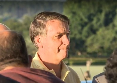 O presidente Jair Bolsonaro fala com apoiadores no Palácio da Alvorada