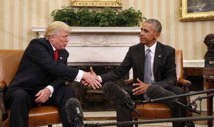 Trump e Obama se cumprimentam na Casa Branca, em 2016