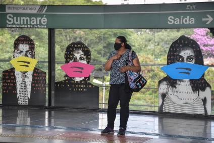 Mulher de máscara espera o metrô na estação Sumaré, em São Paulo