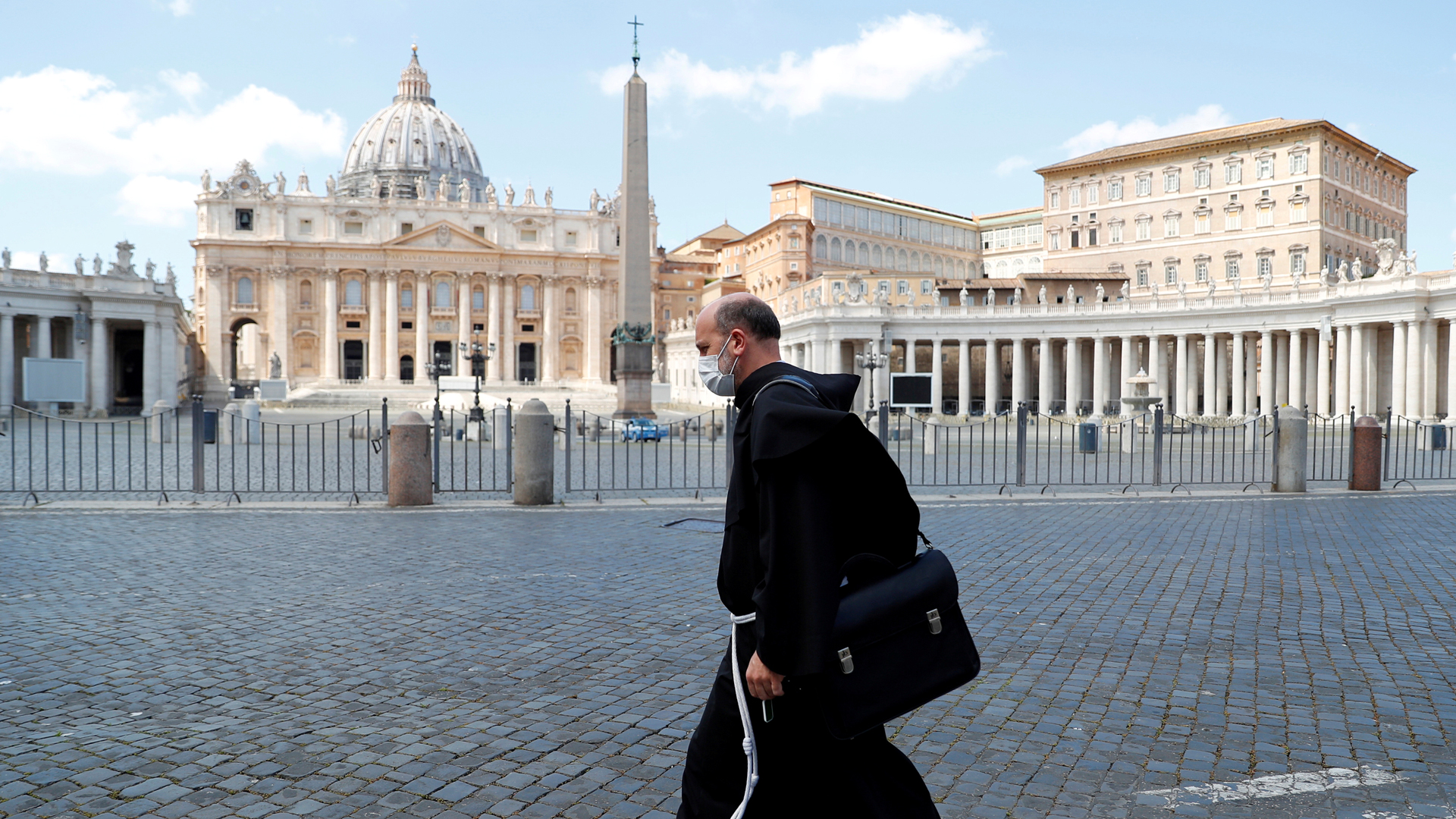 Frei usa máscara de proteção ao passar por Praça de São Pedro,  no Vaticano.
