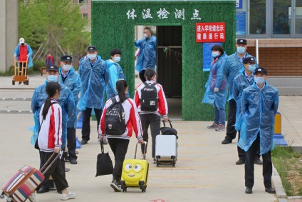 Policiais controlam entrada de estudantes em colégio de Yantai, na China