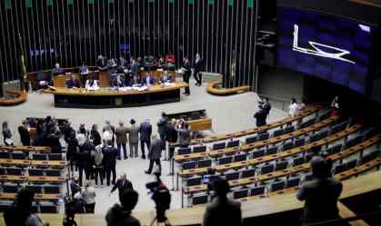 Após negociar cargos com centrão, governo articula pauta de votações até junho