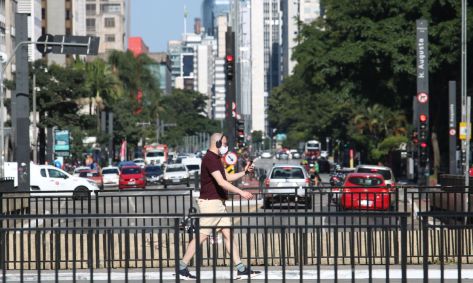 homem com máscara na Avenida Paulista