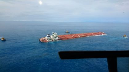 Navio da Vale com minério de ferro encalha no litoral do Maranhão (26.fev.2020)