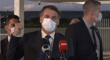 O presidente Jair Bolsonaro fala a apoiadores e jornalistas em Brasília