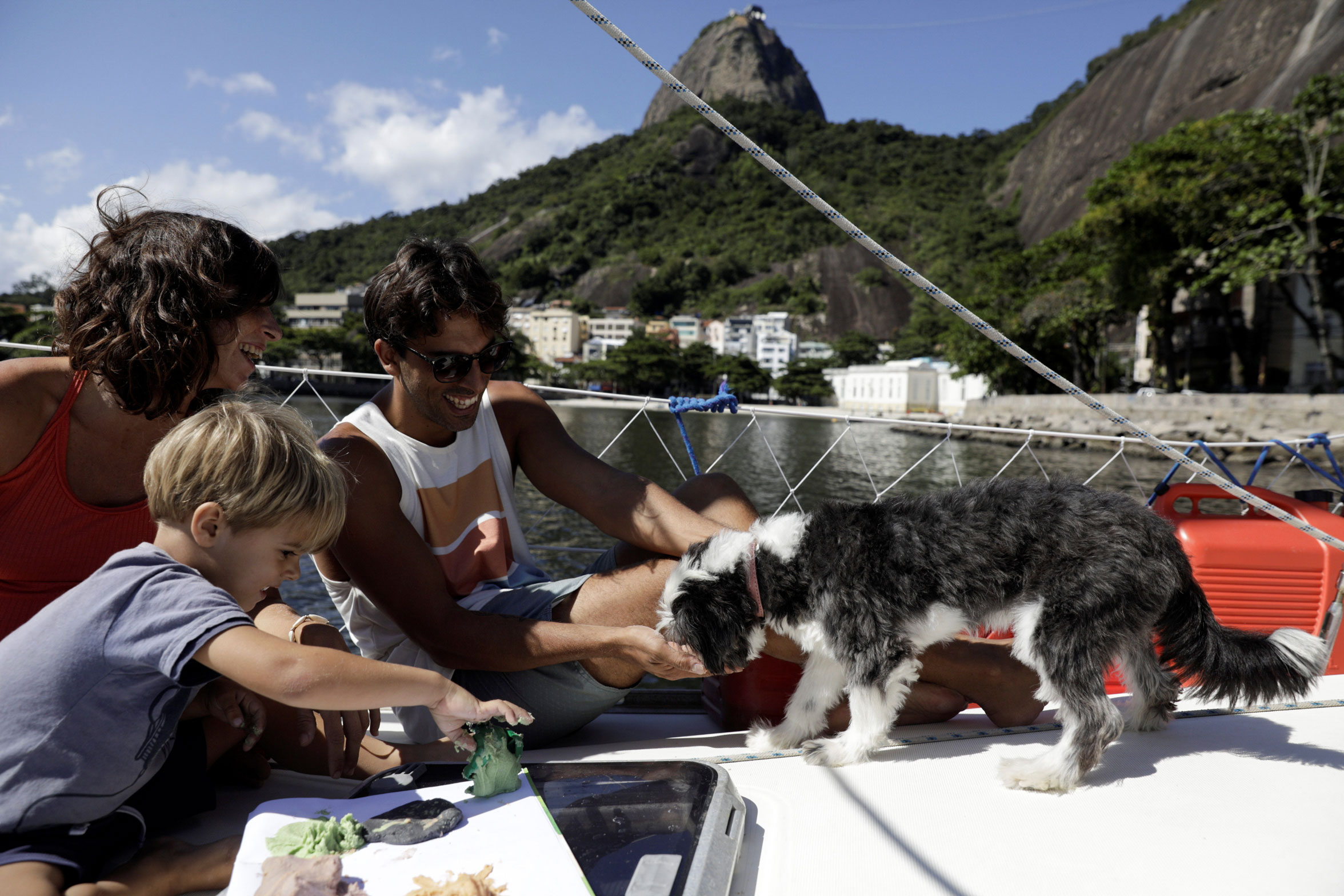 Constanza Coll e a família no veleiro onde moram, no Rio de Janeiro