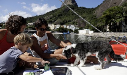 Família argentina vive a quarentena a bordo de um veleiro no Rio de Janeiro