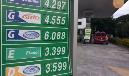 Gasolina já caiu 52% na refinaria, mas redução na bomba foi de apenas 9%