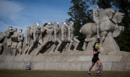 Monumentos da cidade de São Paulo ganham máscaras de proteção contra Covid-19
