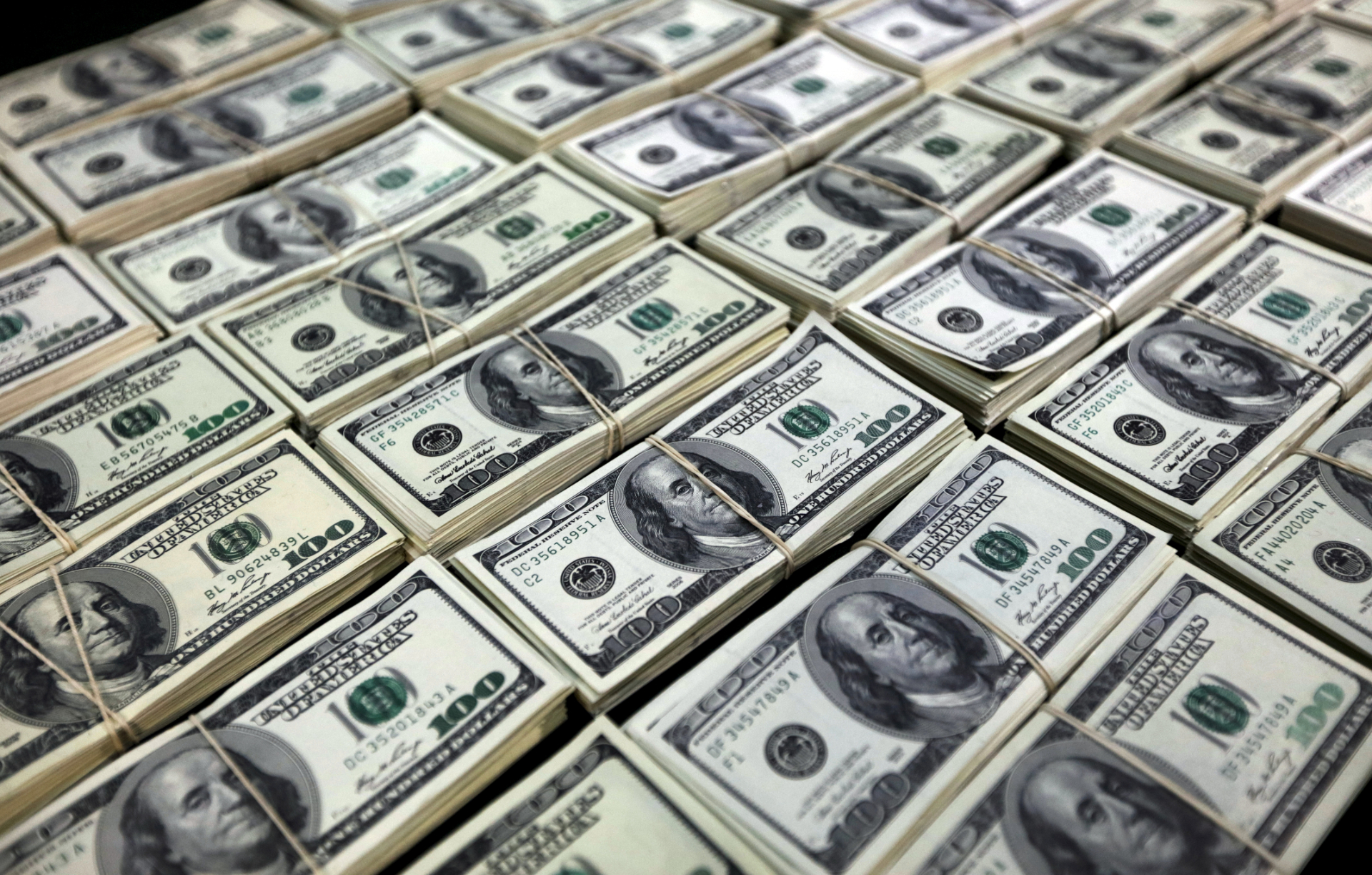Pilha de dólares; moeda americana atinge valor recorde no Brasil
