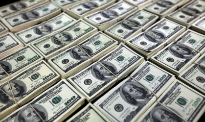 Pilha de dólares; moeda americana atinge valor recorde no Brasil