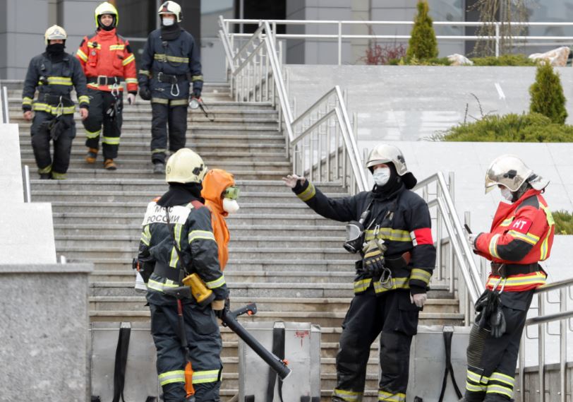 Bombeiros trabalham para apagar incêndio em hospital em São Petersburgo