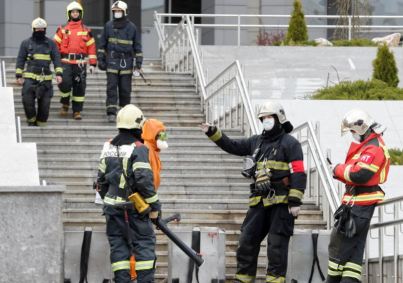 Bombeiros trabalham para apagar incêndio em hospital em São Petersburgo