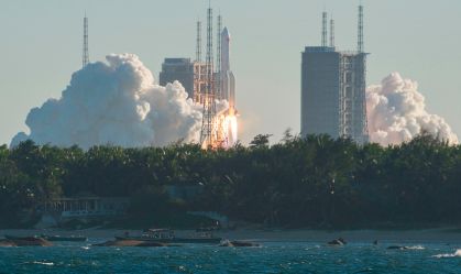 Pedaço gigante de foguete chinês cai na Terra após uma semana de lançamento