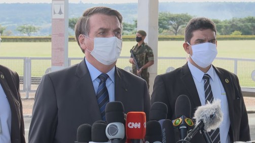 O presidente Jair Bolsonaro fala à imprensa na saída do Palácio do Alvorada