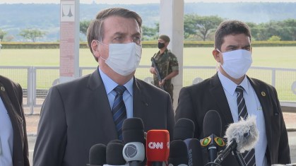O presidente Jair Bolsonaro fala à imprensa na saída do Palácio do Alvorada
