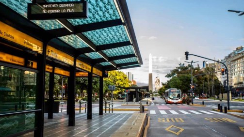 Ponto de ônibus vazio na Av. 9 de Julho, em Buenos Aires.