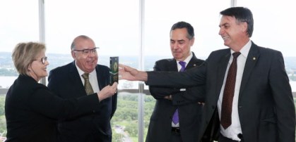 O convite foi entregue pessoalmente no Palácio do Planalto pelos ministros